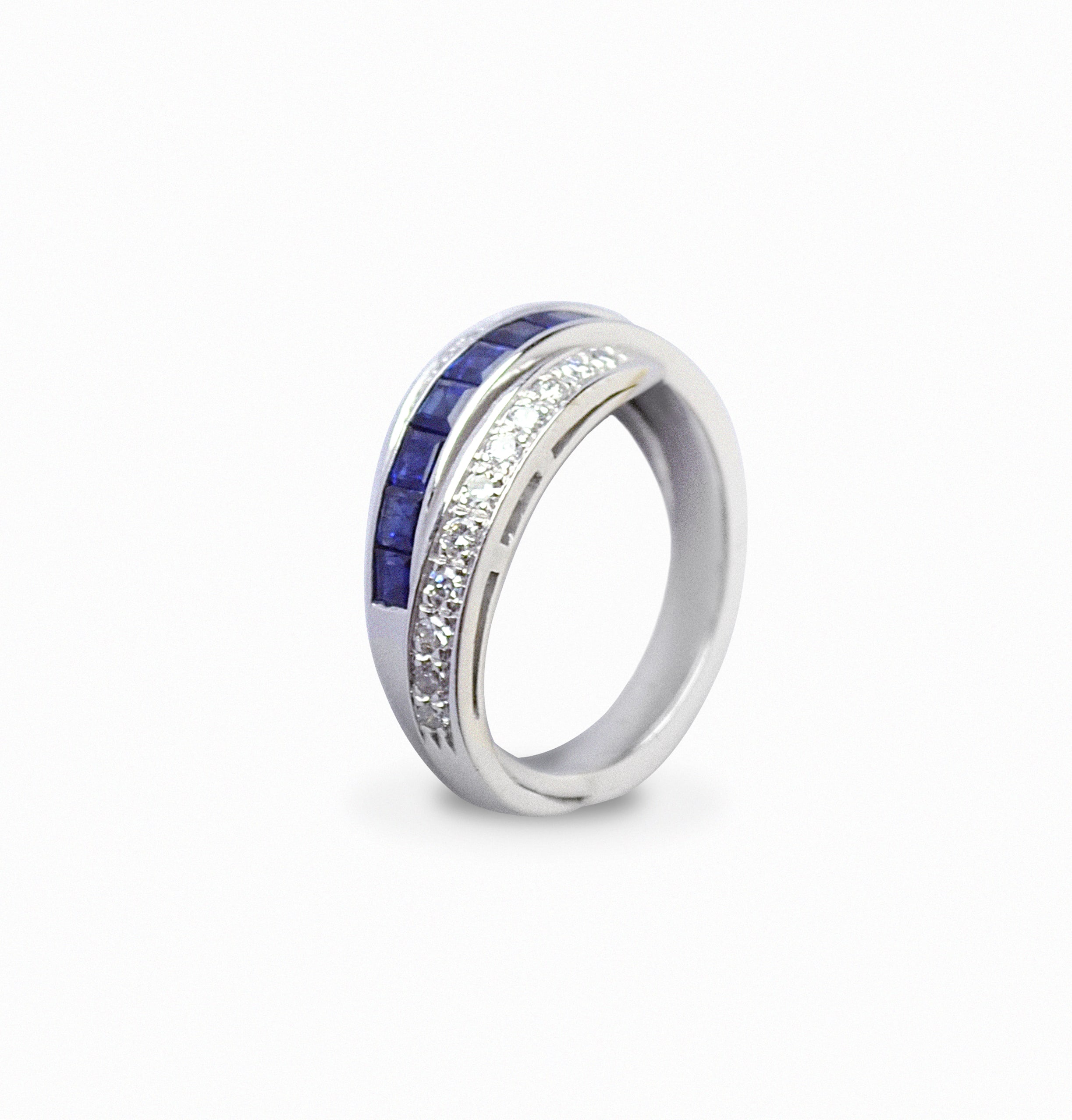Real interweaving ring in Diamonds and Sapphires