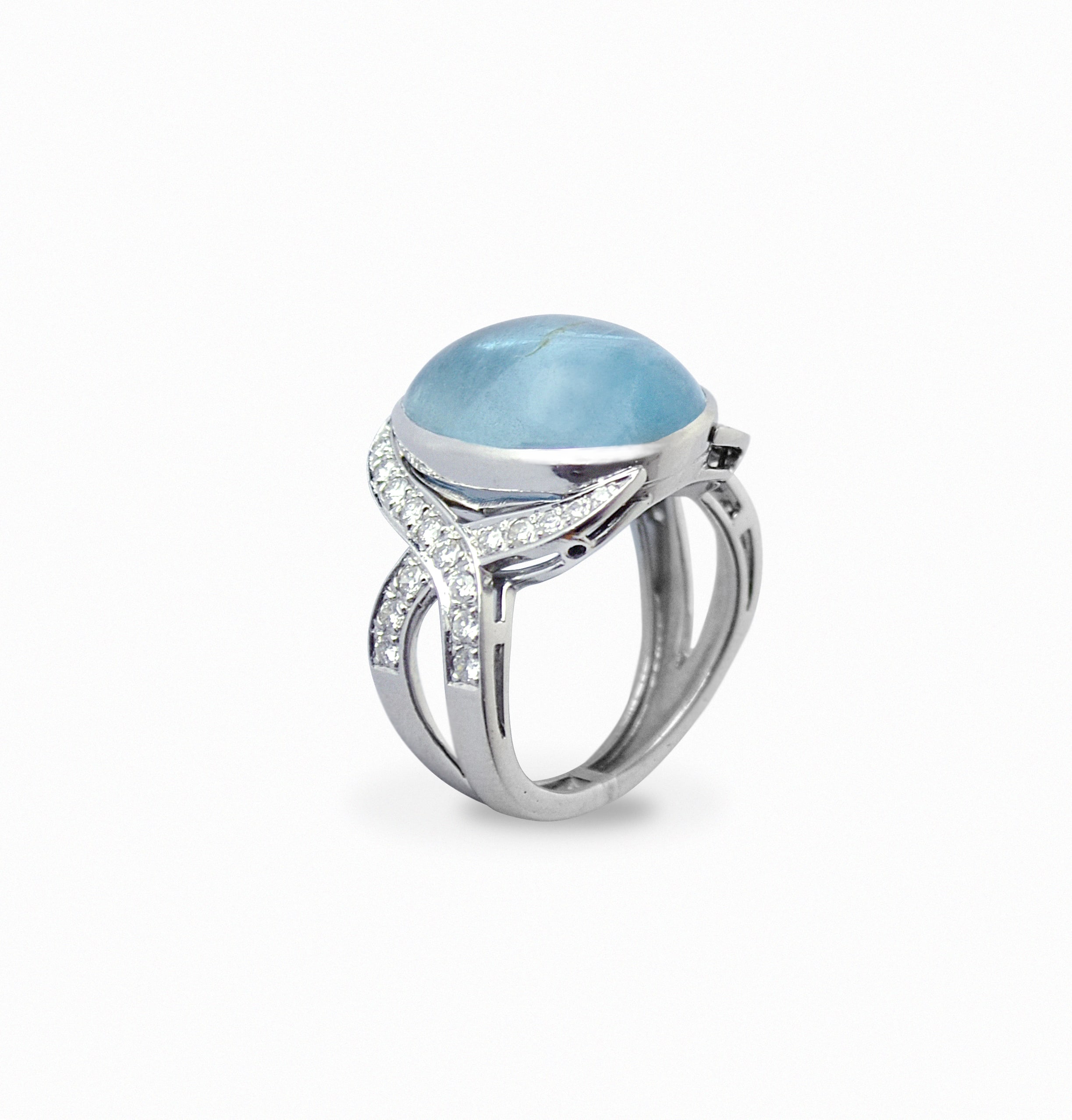 White Gold ring with Aquamarine caboucon cutted and Diamonds